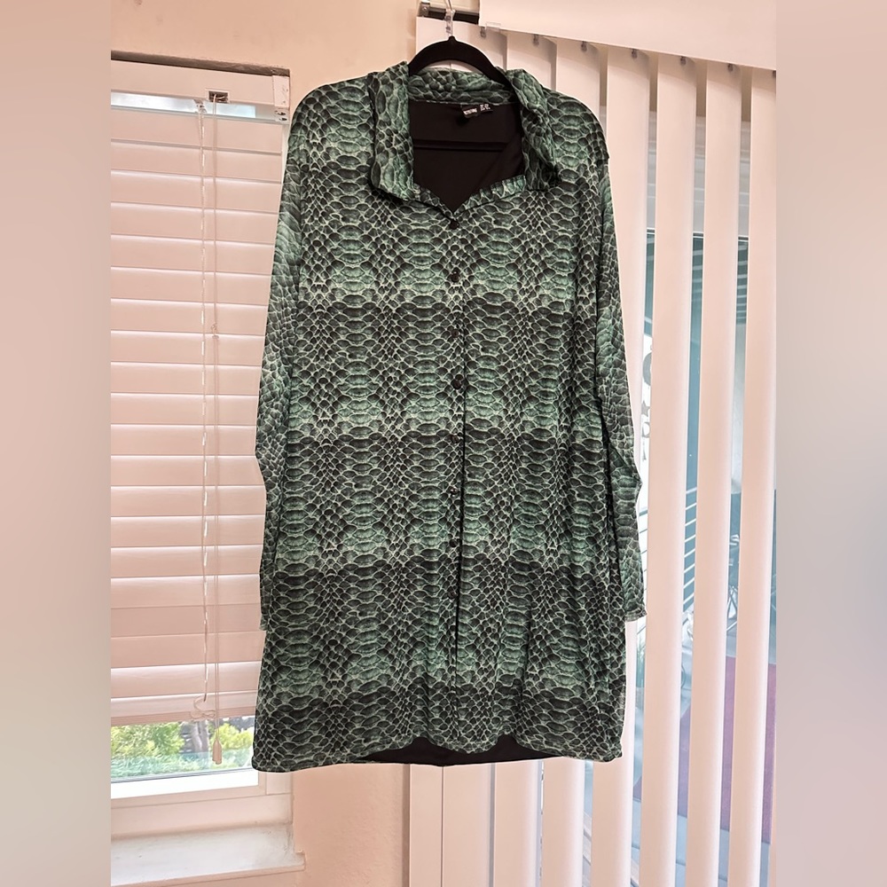 PRETTYLITTLETHING PLUS Teal snake Mesh button down shirt dress size 22!